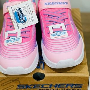 NWT NIB Skechers sneakers 2.5